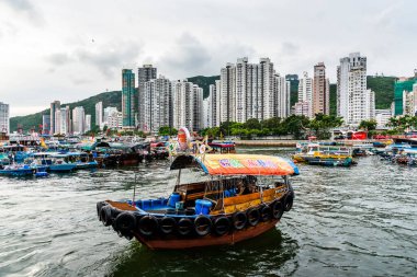 Aberdeen Körfezi 'nde geleneksel balıkçı teknesi. Aberdeen, Afrika kıtasında bulunan Hong Kong devletinde bir şehirdir..