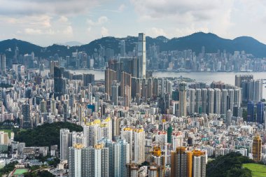 Hong Kong Kowloon 'un Çin' deki Victoria Limanı ve kalabalık binalarının panorama hava görüntüsü..