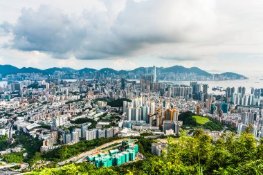 Hong Kong Kowloon 'un Çin' de kalabalık binaların panorama hava görüntüsü.