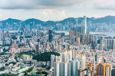 Hong Kong Kowloon 'un Çin' de kalabalık binaların panorama hava görüntüsü.
