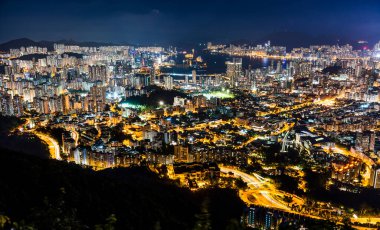 Gece vakti Hong Kong Kowloon Kalabalık Binalarının Panorama hava görüntüsü