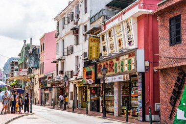 Macao 'nun Taipa Köyü' nün sokaklarında eski binalardaki sokaklar ve iş yerleri hâlâ popülerlik dolu..