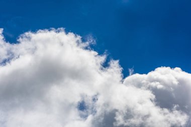 Mavi arkaplanı olan güzel bulutlar