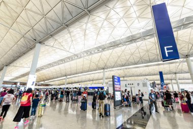 Hong Kong, Çin 'deki Hong Kong Uluslararası Havaalanı' na varış salonu. Yılda 70 milyondan fazla yolcuyu idare ediyor.