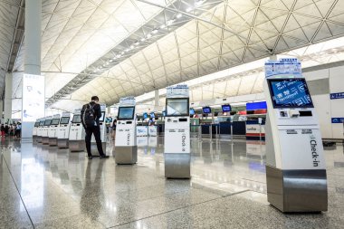 Hong Kong, Çin 'deki Hong Kong Uluslararası Havaalanı' na varış salonu. Yılda 70 milyondan fazla yolcuyu idare ediyor.