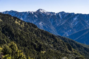 Dağların görkemli manzarası. Tayvan, Nantouin 'deki Hehuan Dağı. Taroko Ulusal Parkı Tayvan 'ın en popüler turistik yerlerinden biridir..