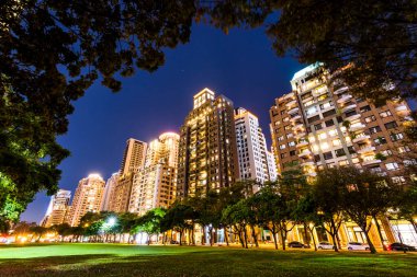 Tayvan 'ın Taichung kentindeki yeşil alan ve modern binaların alçak açılı görüntüsü. Ulusal Taichung Tiyatrosu yakınında..