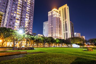 Tayvan 'ın Taichung şehrindeki parkın gece manzarası. Ulusal Taichung Tiyatrosu yakınında..