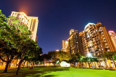 Tayvan 'ın Taichung şehrindeki parkın gece manzarası. Ulusal Taichung Tiyatrosu yakınında..