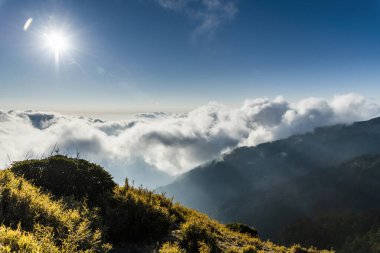 Dağ Vadisi 'nde bulut denizi. Hehuan Dağı Tayvan, Asya.