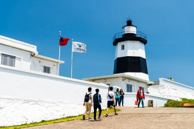 Turistler, Tayvan 'ın en kuzeyindeki Fuguijiao deniz fenerini ziyaret ediyor.
