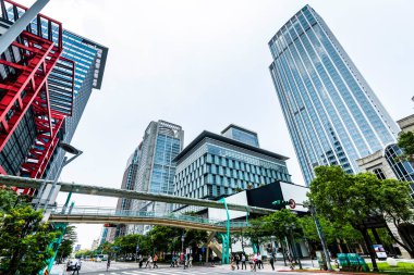 Tayvan, Taipei 'deki Xinyi Bölgesi' nin düşük açılı görüntüsü. Bölge, Taipei 'de birçok mağaza ve alışveriş merkezi tarafından demirlenmiş bir alışveriş merkezidir..