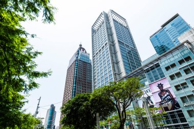 Tayvan, Taipei 101 gökdelenlerinin manzarası. Xinyi Bölgesi, Taipei 'de birçok mağaza ve alışveriş merkezi tarafından demirlenmiş bir alışveriş merkezidir..