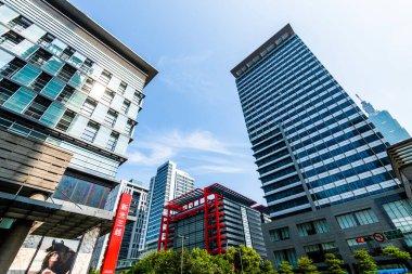 Tayvan, Taipei 101 gökdelenlerinin manzarası. Xinyi Bölgesi, Taipei 'de birçok mağaza ve alışveriş merkezi tarafından demirlenmiş bir alışveriş merkezidir..