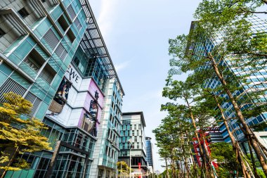 Tayvan 'ın Taipei bölgesindeki Xinyi semtindeki modern ofis binalarının düşük açılı görüntüsü.