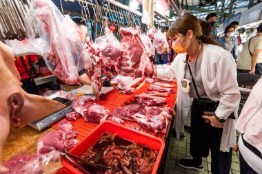 Kaohsiung, Tayvan 'daki geleneksel pazarda domuz eti satan bir tezgah. Bu Kuzey Kaohsiung, Tayvan 'da büyük bir geleneksel pazardır..
