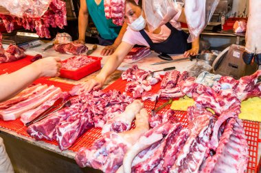 Kaohsiung, Tayvan 'daki geleneksel pazarda domuz eti satan bir tezgah. Bu Kuzey Kaohsiung, Tayvan 'da büyük bir geleneksel pazardır..