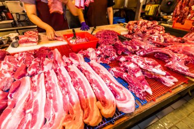 Kaohsiung, Tayvan 'daki geleneksel pazarda domuz eti satan bir tezgah. Bu Kuzey Kaohsiung, Tayvan 'da büyük bir geleneksel pazardır.