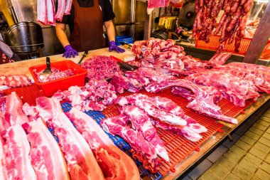 Kaohsiung, Tayvan 'daki geleneksel pazarda domuz eti satan bir tezgah. Bu Kuzey Kaohsiung, Tayvan 'da büyük bir geleneksel pazardır.