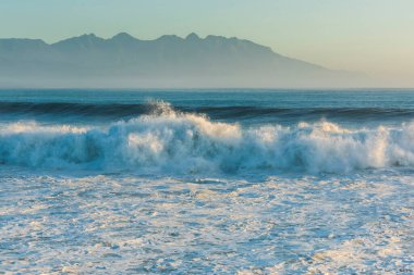 Sabah dalgaları Tayvan 'ın doğu kıyısındaki resifleri vurdu.