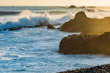 Sabah dalgaları Tayvan 'ın doğu kıyısındaki resifleri vurdu.