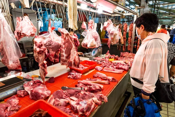 Kaohsiung, Tayvan 'daki geleneksel pazarda domuz eti satan bir tezgah. Bu Kuzey Kaohsiung, Tayvan 'da büyük bir geleneksel pazardır..