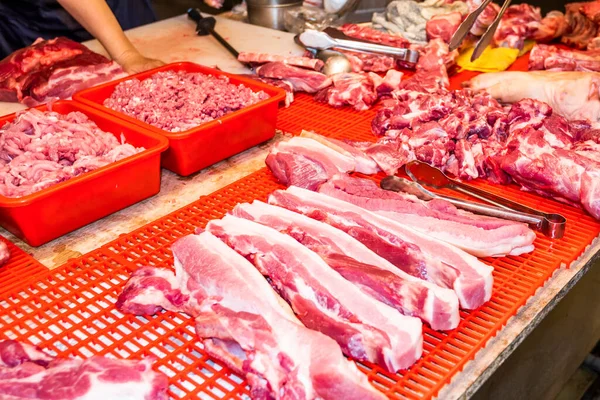 Kaohsiung, Tayvan 'daki geleneksel pazarda domuz eti satan bir tezgah. Bu Kuzey Kaohsiung, Tayvan 'da büyük bir geleneksel pazardır.