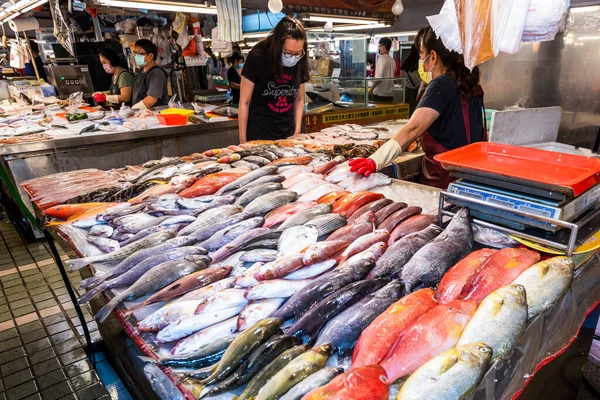 Ένας Πάγκος Που Πουλάει Ψάρια Στην Παραδοσιακή Αγορά Στο Καοσιούνγκ — Φωτογραφία Αρχείου