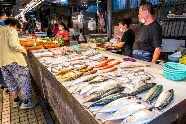 Una Bancarella Che Vende Pesce Mercato Tradizionale Kaohsiung Taiwan Questo — Foto Stock