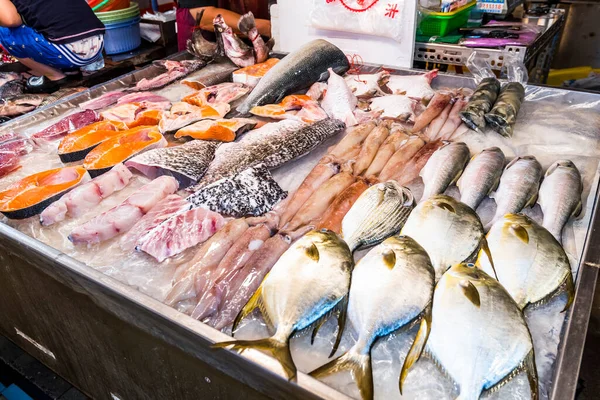 Stoisko Sprzedające Ryby Tradycyjnym Targu Kaohsiung Tajwanie Jest Duży Tradycyjny — Zdjęcie stockowe