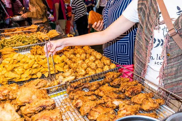 Klienci Zbierający Stoisku Sprzedającym Smażone Jedzenie Tradycyjnym Rynku Kaohsiung Tajwan — Zdjęcie stockowe