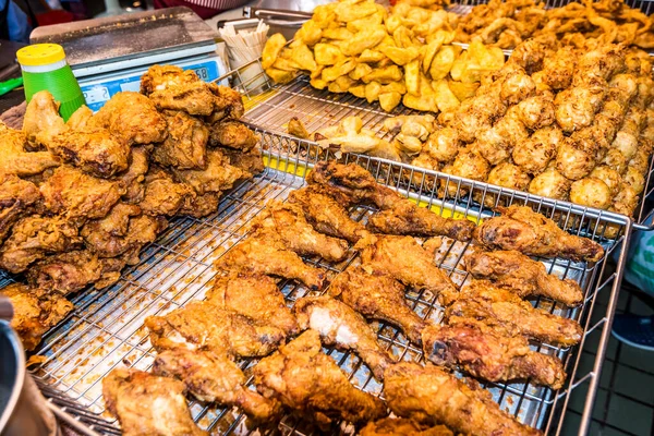 Stoisko Sprzedające Smażone Udka Kurczaka Inne Smażone Potrawy Tradycyjnym Rynku — Zdjęcie stockowe