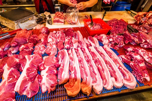 Kaohsiung, Tayvan 'daki geleneksel pazarda domuz eti satan bir tezgah. Bu Kuzey Kaohsiung, Tayvan 'da büyük bir geleneksel pazardır.