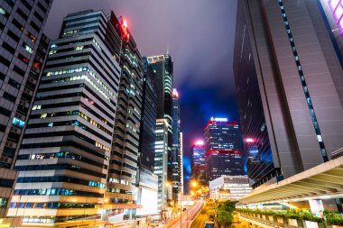 Çin, Asya 'daki Hong Kong Central modern iş binalarının gece görüşü.