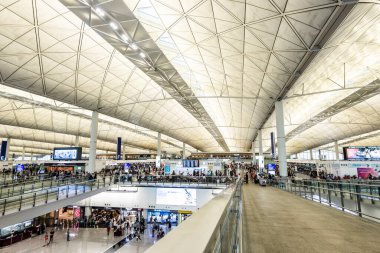 Hong Kong, Çin 'deki Hong Kong Uluslararası Havaalanı' na varış salonu. Yılda 70 milyondan fazla yolcuyu idare ediyor.