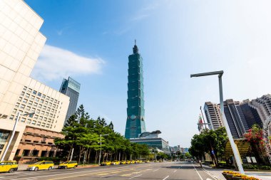 Taipei 101 gökdelenleri ve Tayvan 'daki diğer modern binaların alçak açılı görüntüsü. Xinyi Bölgesi, Taipei 'nin birçok mağaza ve alışveriş merkezi tarafından demirlenmiş ana alışveriş alanıdır..
