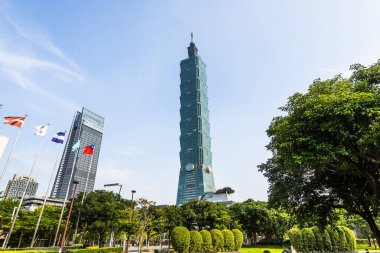 Taipei 101 gökdelenleri ve Tayvan 'daki diğer modern binaların alçak açılı görüntüsü. Xinyi Bölgesi, Taipei 'nin birçok mağaza ve alışveriş merkezi tarafından demirlenmiş ana alışveriş alanıdır..
