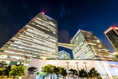 Taipei, Tayvan 'daki Nangang Yazılım Park Bölgesi' ndeki modern metropol binasının gece görüşü.