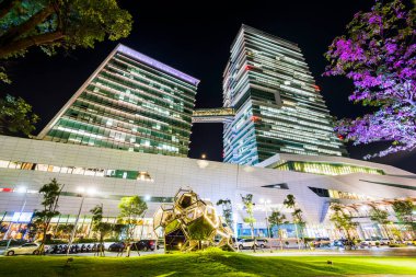 Taipei, Tayvan 'daki Nangang Yazılım Park Bölgesi' ndeki modern metropol binasının gece görüşü.