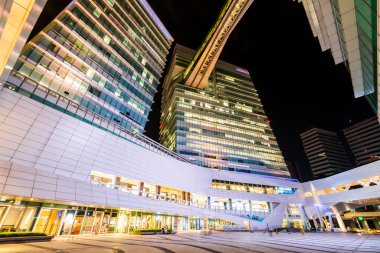 Taipei, Tayvan 'daki Nangang Yazılım Park Bölgesi' ndeki modern metropol binasının gece görüşü.