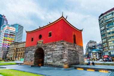 Tayvan 'daki eski Taipei şehir duvarı. Qing Hanedanı tarafından Zhongxiao Batı Yolu ve Boai Yolu 'nun kesiştiği noktada kurulan Taipei Şehir Duvarı-Kuzey Kapısı (Cheng' en Gate)..