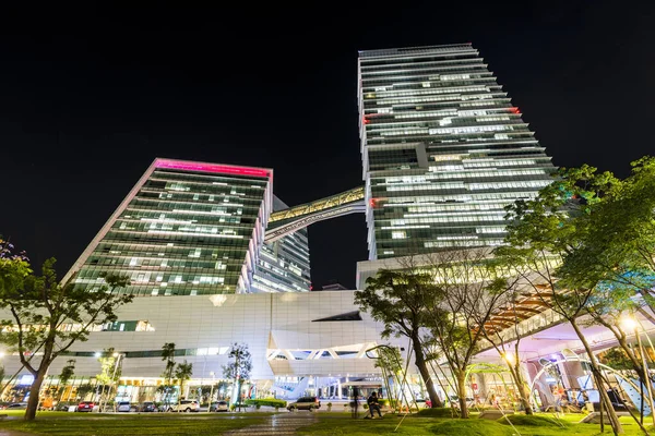 Taipei, Tayvan 'daki Nangang Yazılım Park Bölgesi' ndeki modern metropol binasının gece görüşü.