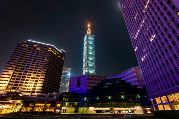 台湾台北101座摩天大楼的低角度视图 新义区是台北的主要购物区 有几家百货商店和购物中心 — 图库照片