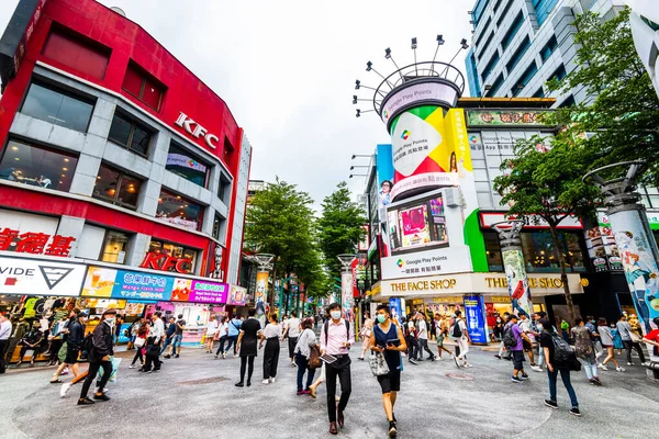 Tayvan 'ın popüler bir bölgesi olan Wanhua Bölgesi' ndeki Ximending sokak pazarı, insanlar gıda, dükkan, sinema, moda, kafeler, restoranlar için ziyaret ediyorlar..