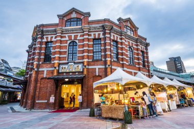 Ximending Kızıl Ev Tiyatrosu 'nun önündeki çarşı, Tayvan, Taipei. 1908 yılında bir pazar yeri olarak inşa edilmesine rağmen, bina 1945 yılından beri bir tiyatro olarak kullanılmaktadır..