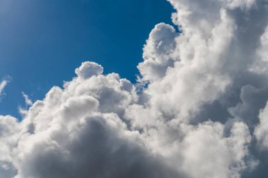 Mavi arkaplanı olan güzel bulutlar