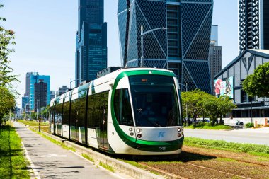 Hafif tren ve Kaohsiung, Tayvan 'daki metro binasının şehri. Kaohsiung 'daki hafif demiryolu sistemi Tayvan' daki ilk hafif demiryolu geçişi..