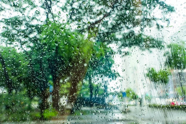 Krople Deszczu Oknie Widokiem Ulicę Tło — Zdjęcie stockowe