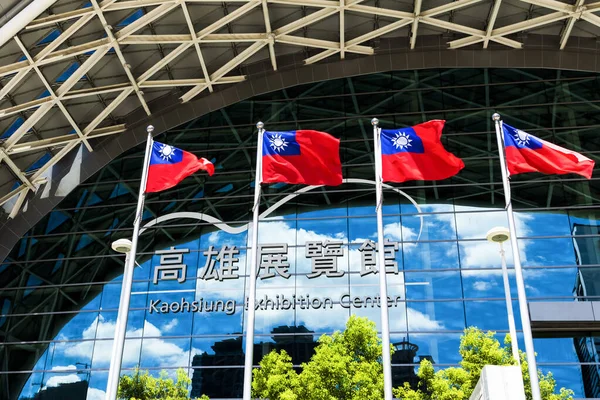 Kínai Köztársaság Zászlója Tajvani Kaohsiung Kiállítóközpont Előtt Integet — Stock Fotó