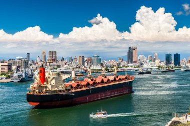 Tayvan 'ın Kaohsiung limanındaki büyük geminin görüntüsü
